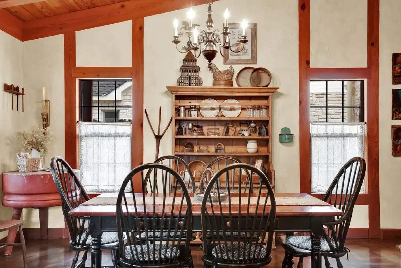 Luxury&location! 1 Blk to Main St W/hottub&firepit