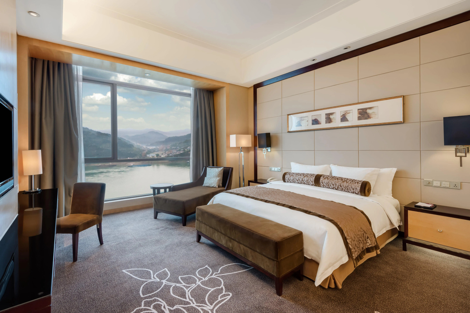 Crowne Plaza Yichang by IHG