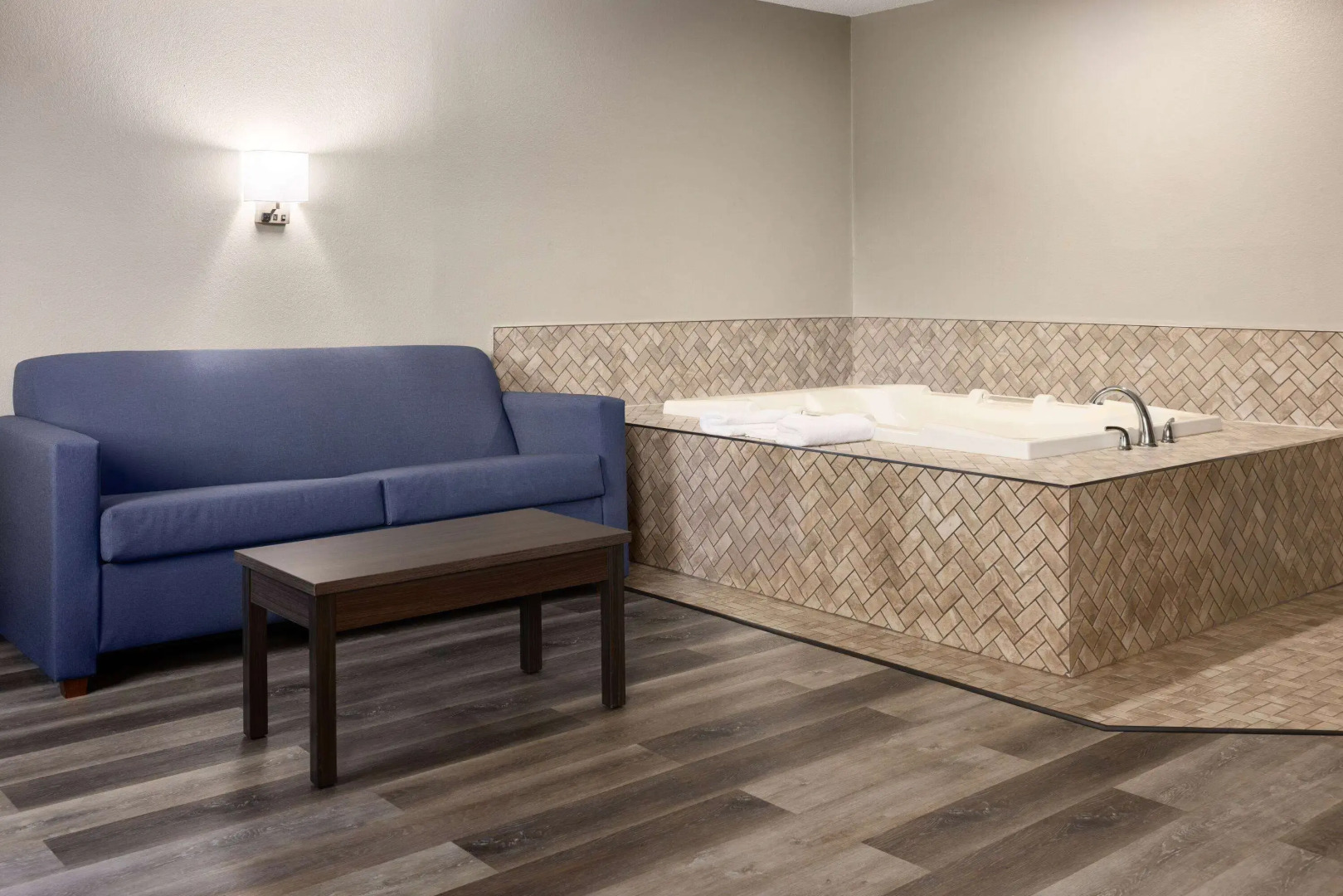 Super 8 by Wyndham Burnham/Lewistown