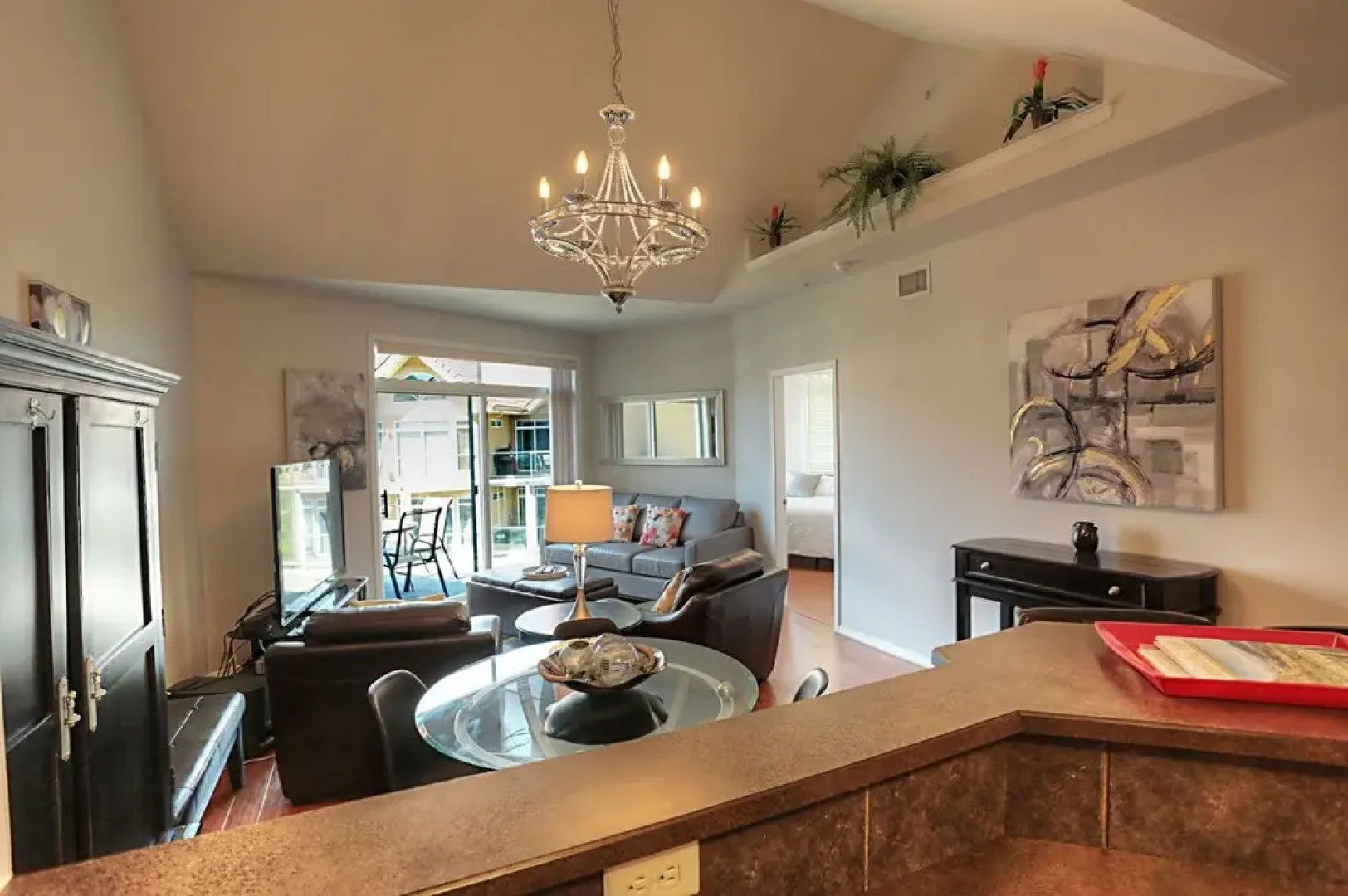 Discovery Bay Resort by Kelowna Resort Acc. - 80+ suites available
