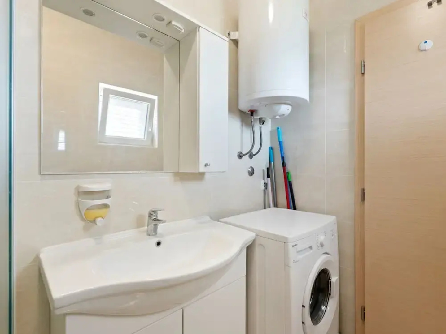 Simplistic Apartment in Neviđane with Balcony