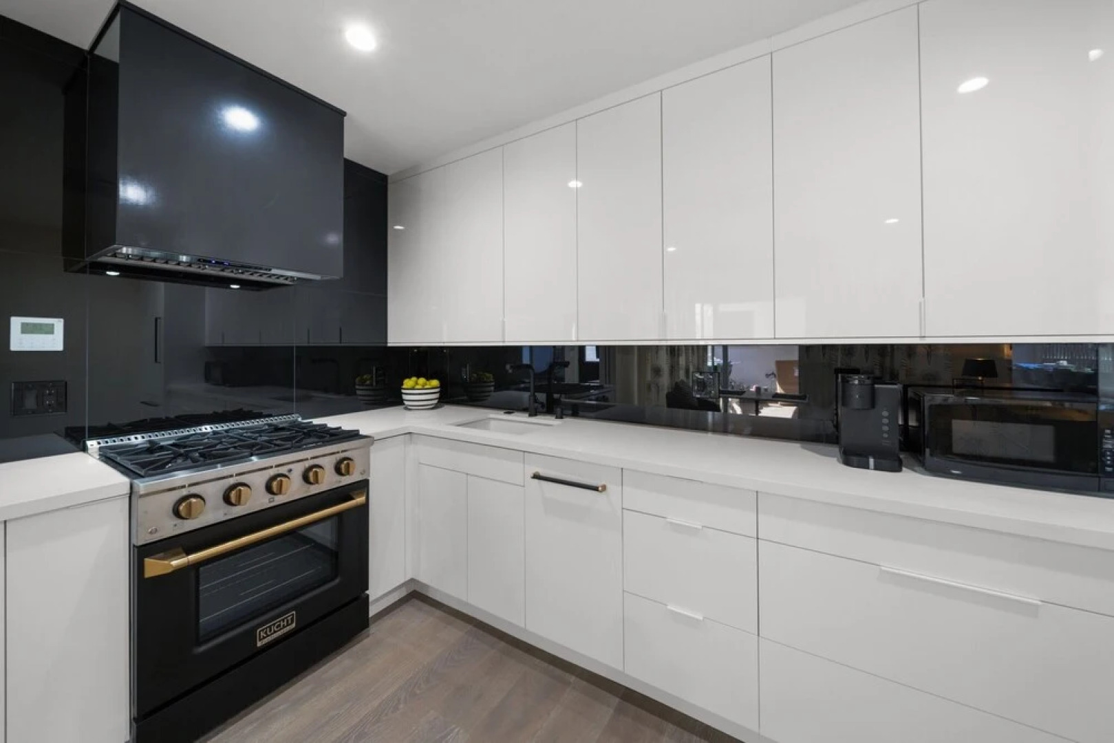 Chic Executive - Historic Floral Park Guest House 1 Bedroom Bungalow by Redawning