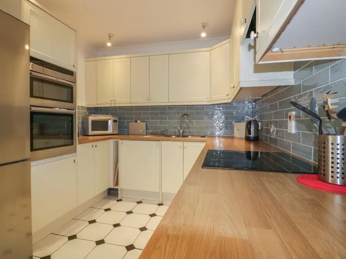 Apartment 1, Trearren