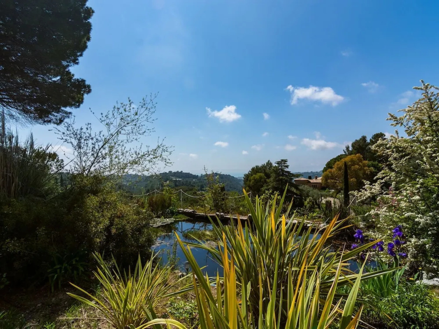 Spacious Villa in La Gaude With Swimming Pool