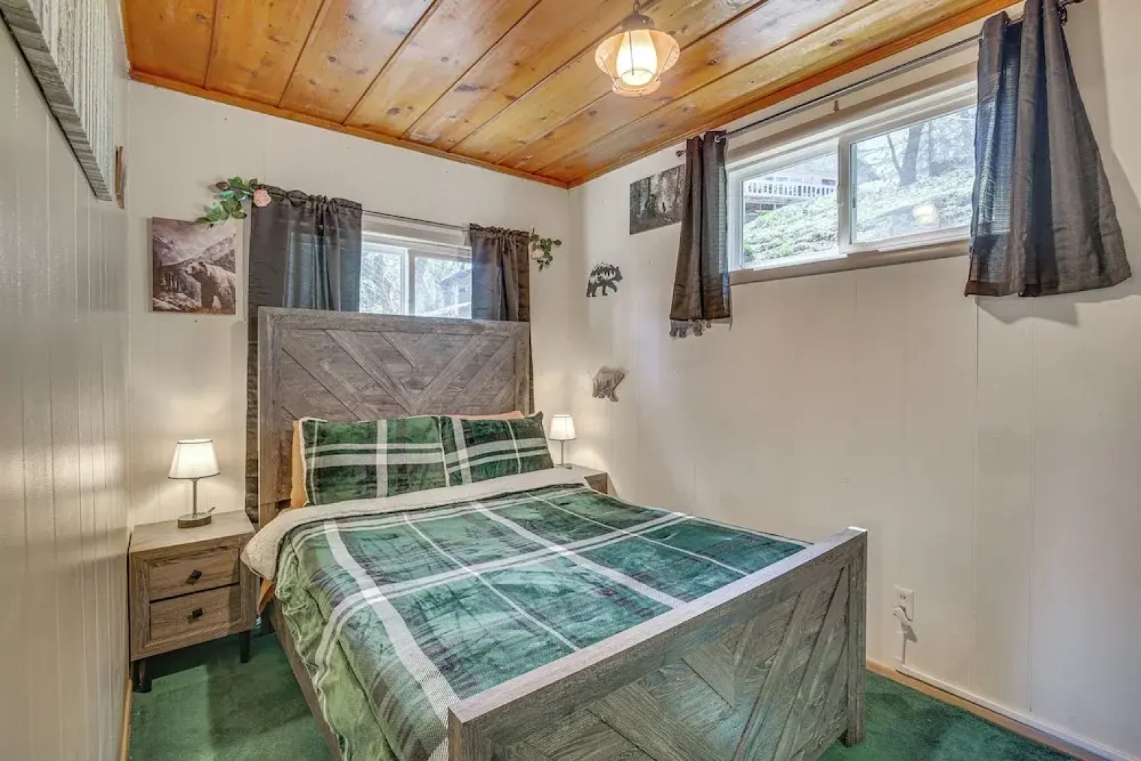 Cozy Crestline Cabin w/ Mountain-view Balcony!