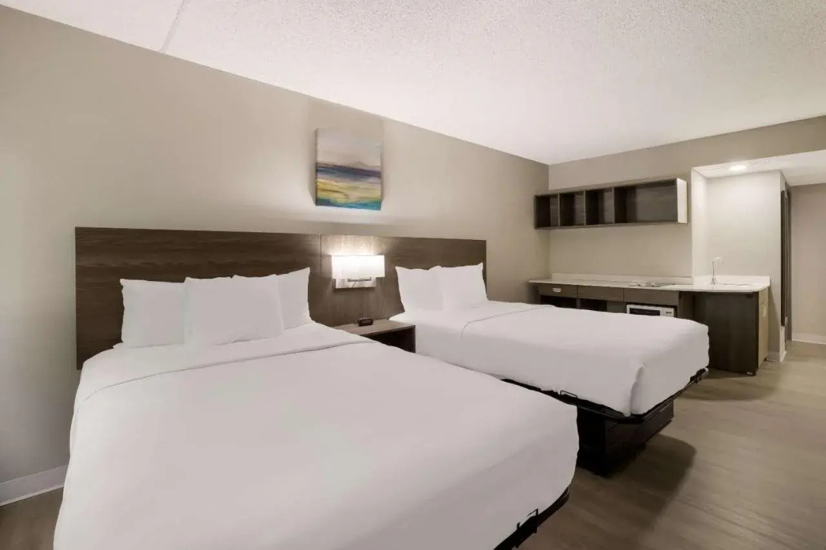 Suburban Studios Milwaukee Airport