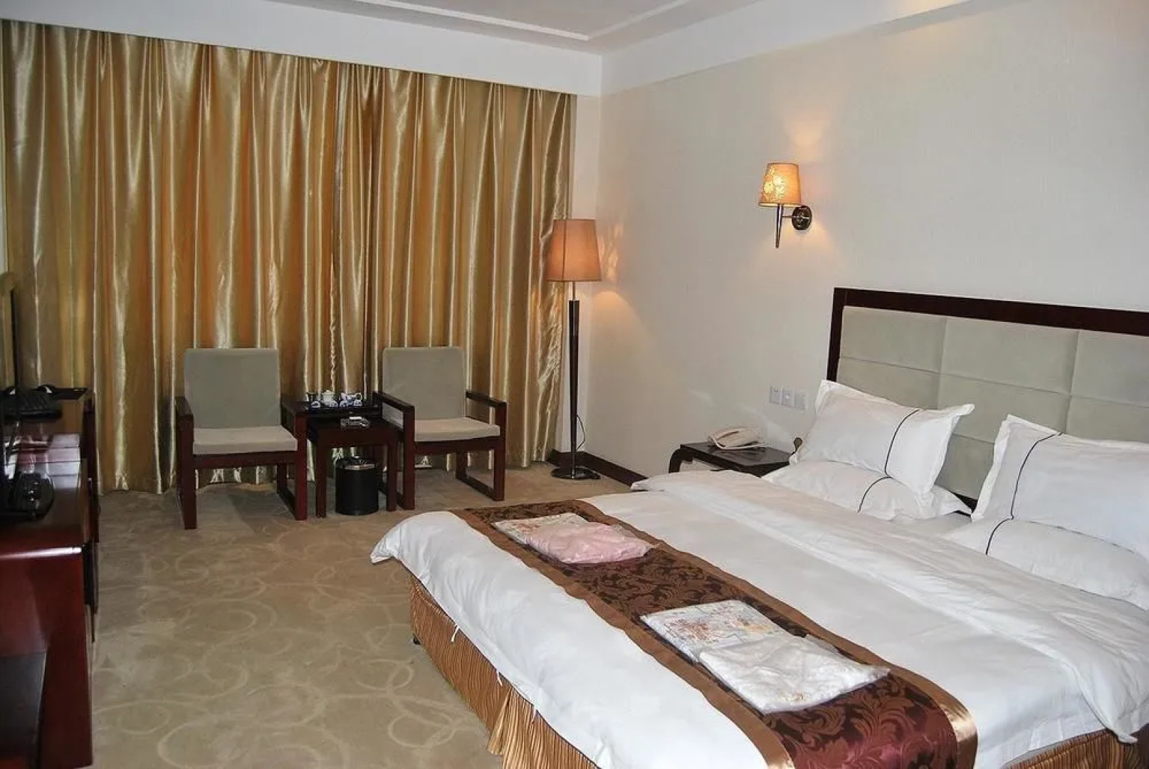 Lvliang Double Yu The Holiday Hotel