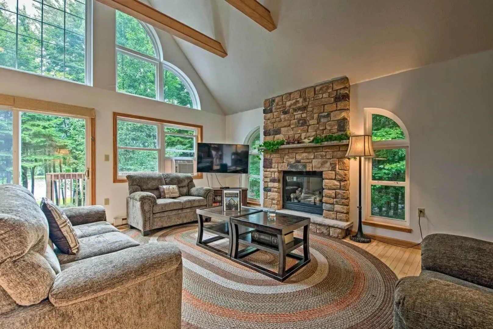 Lakeside Camelot Chalet: 3 Mi to Jack Frost Skiing