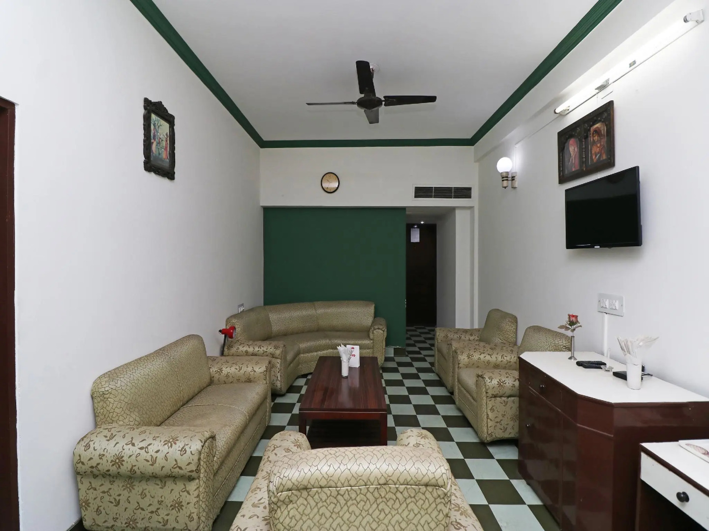 Collection O 29566 Hotel Mid Town