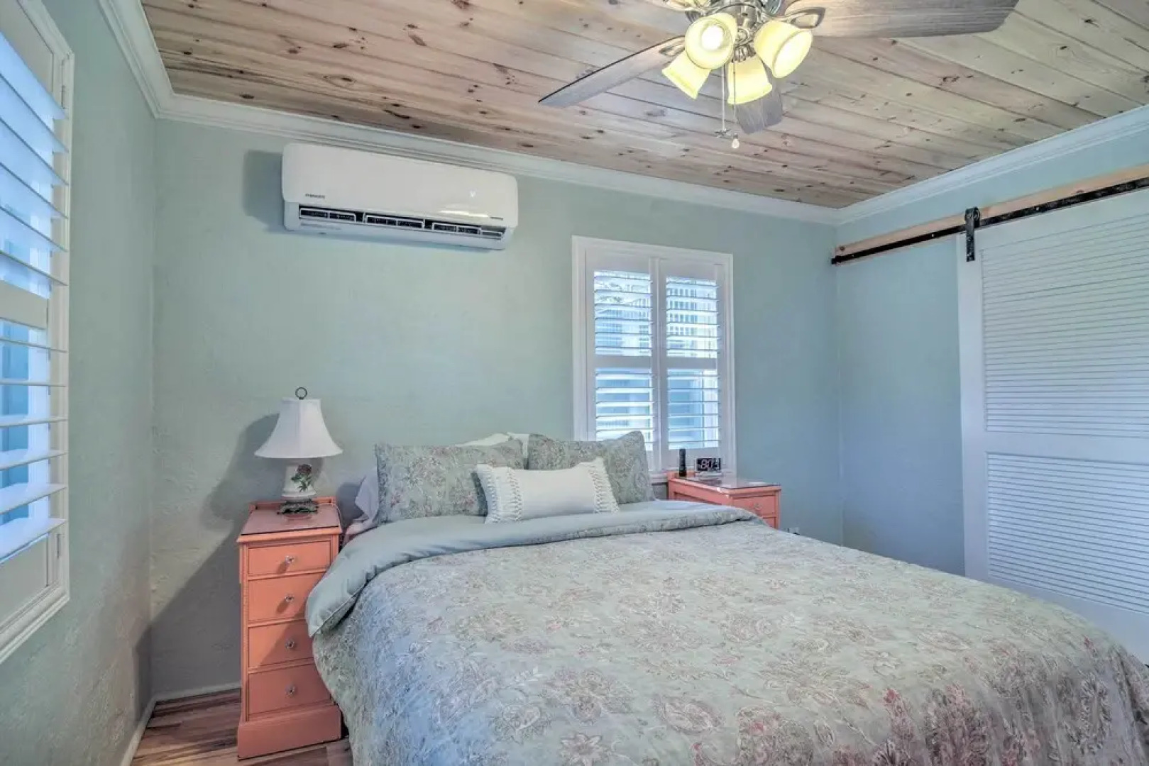 Quiet Crystal Beach Hideaway - Steps to Shoreline!