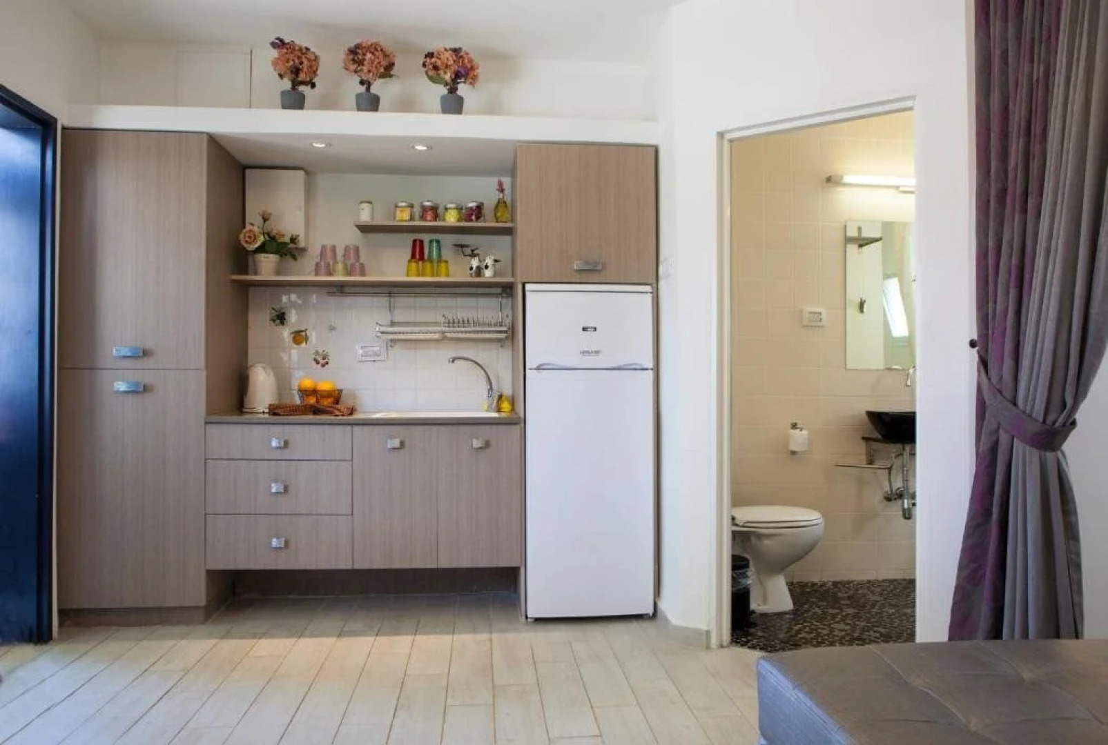 Nuriel Fruit & Guest House