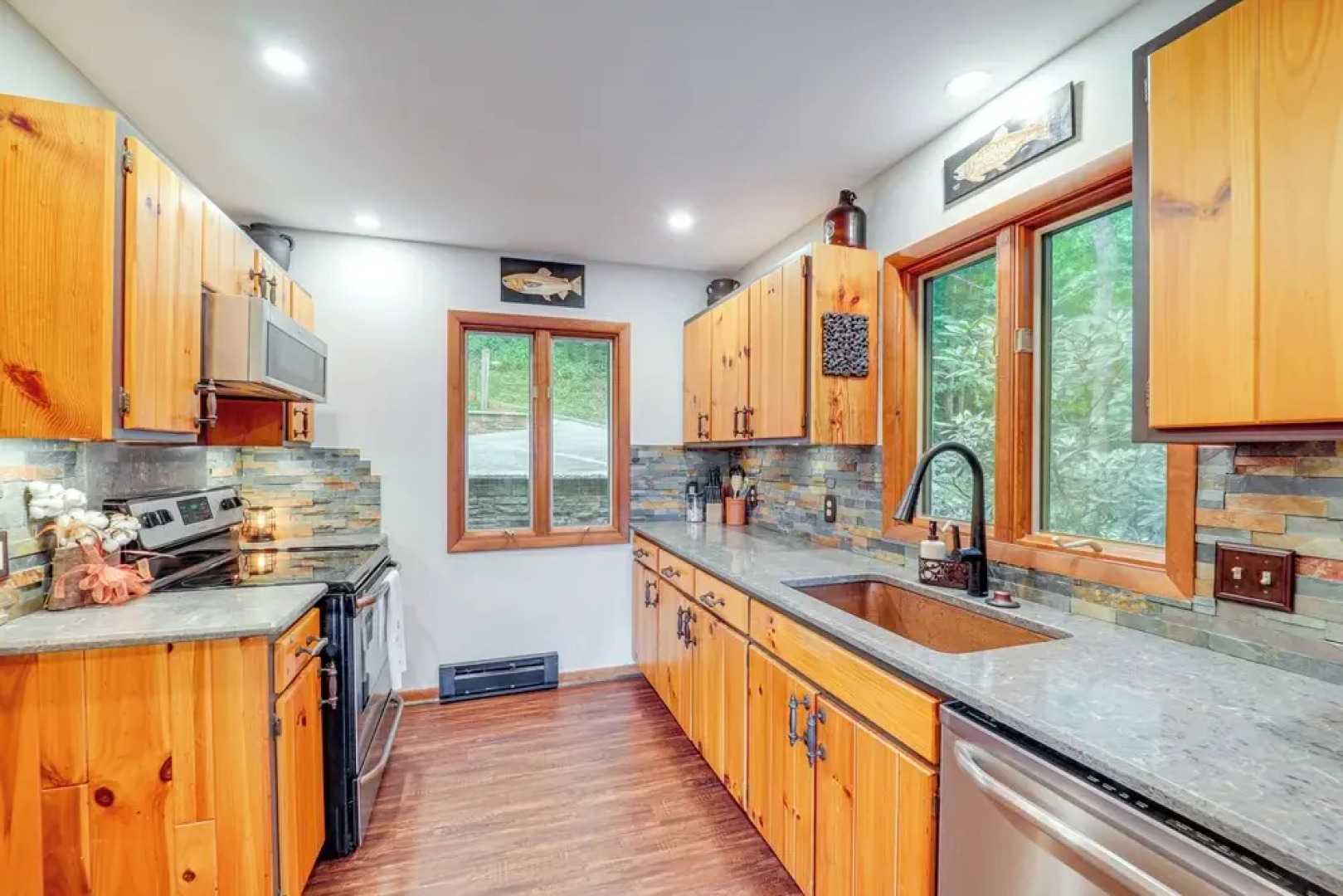 1 Mi to Otter Falls: Mtn-view Gem w/ Deck