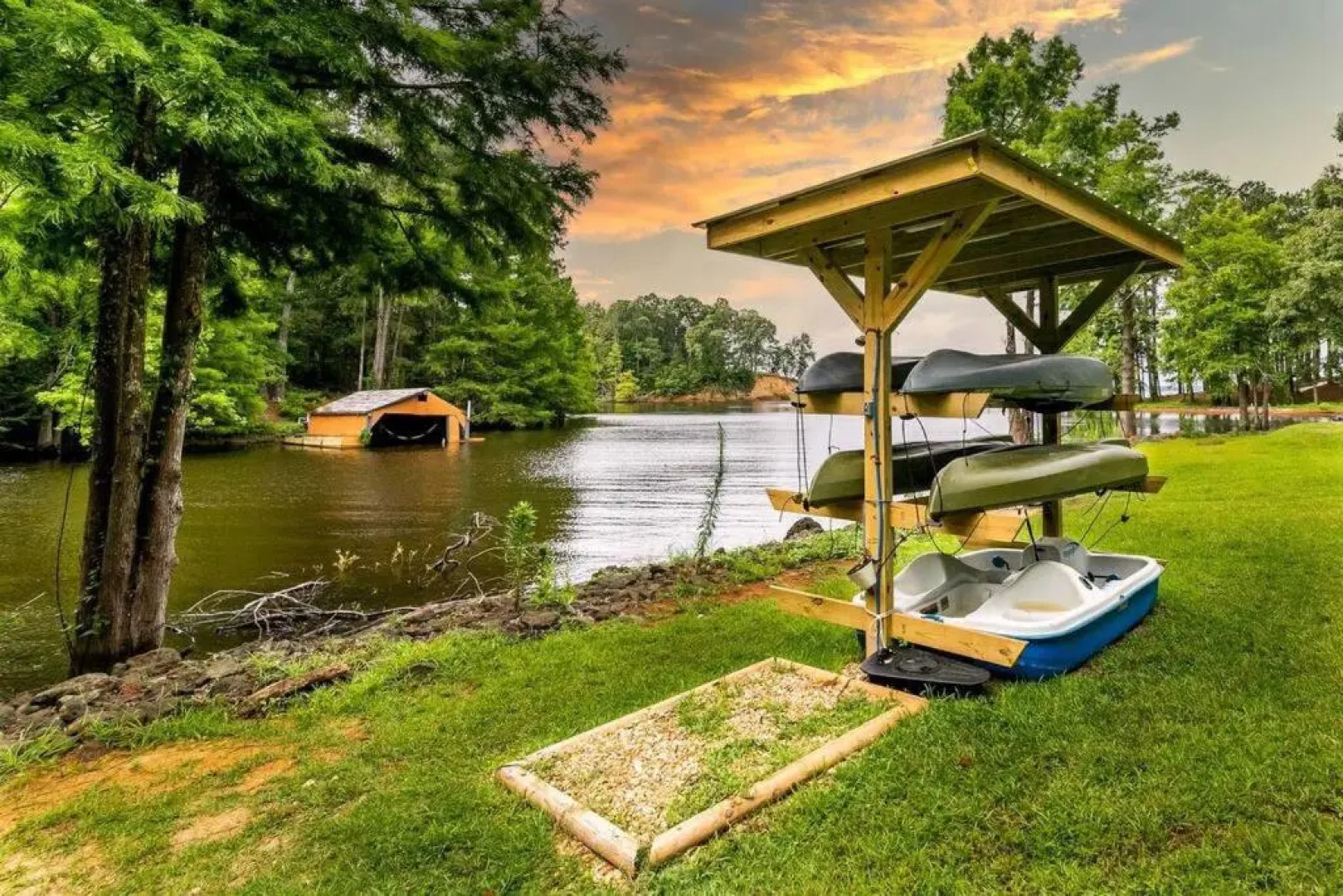 Eden Cove Toledo Bend 4 kayaks Mid-lake Sleeps 16