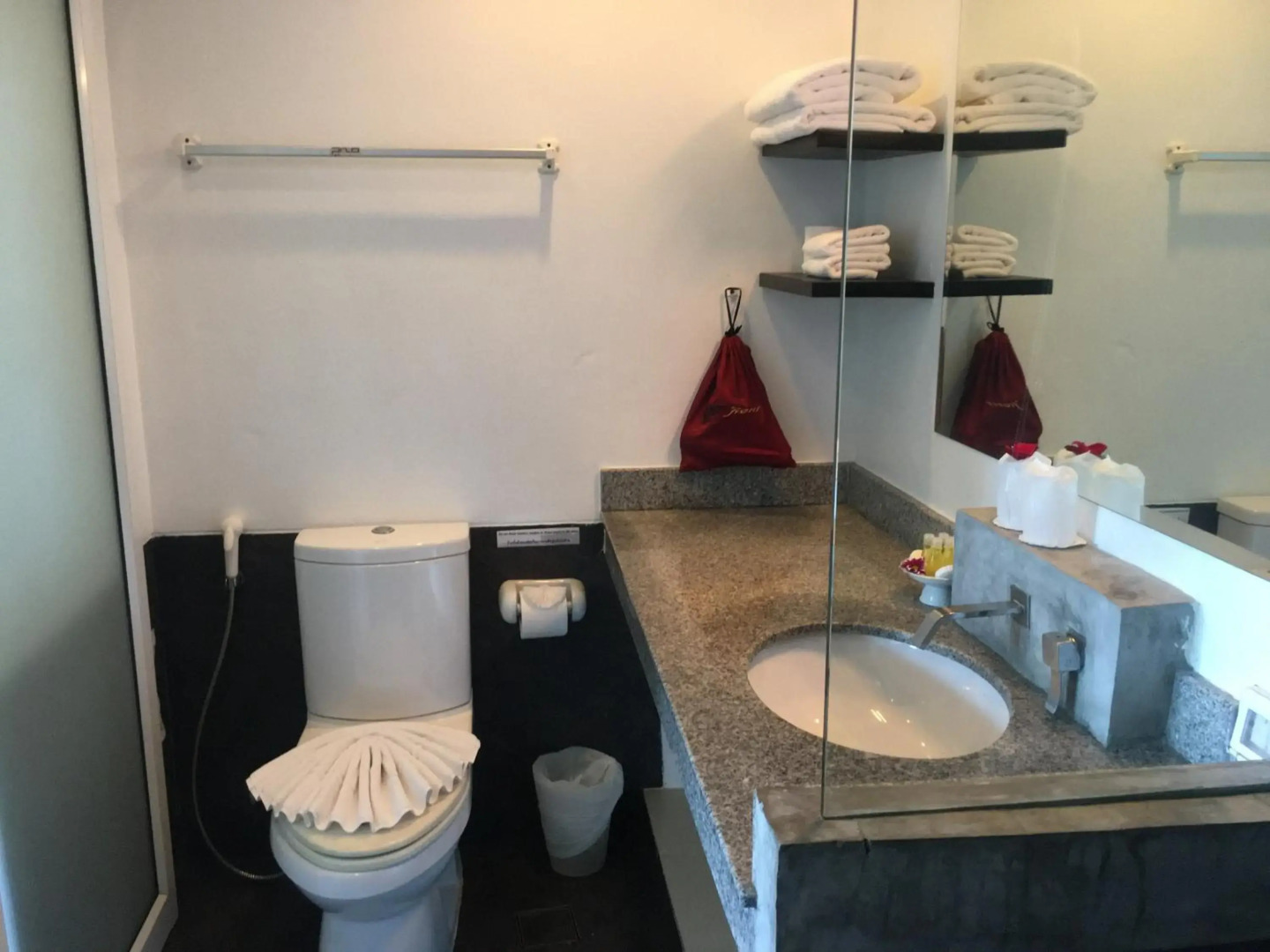 The Front Hotel and Apartment