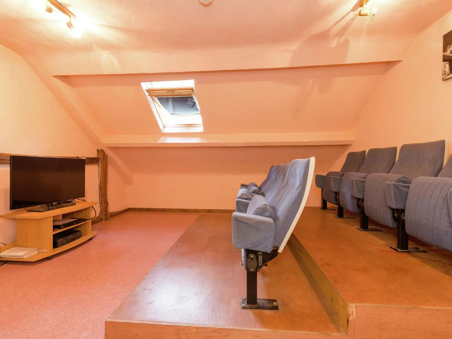 Glorious Holiday Home in Weris with Jacuzzi