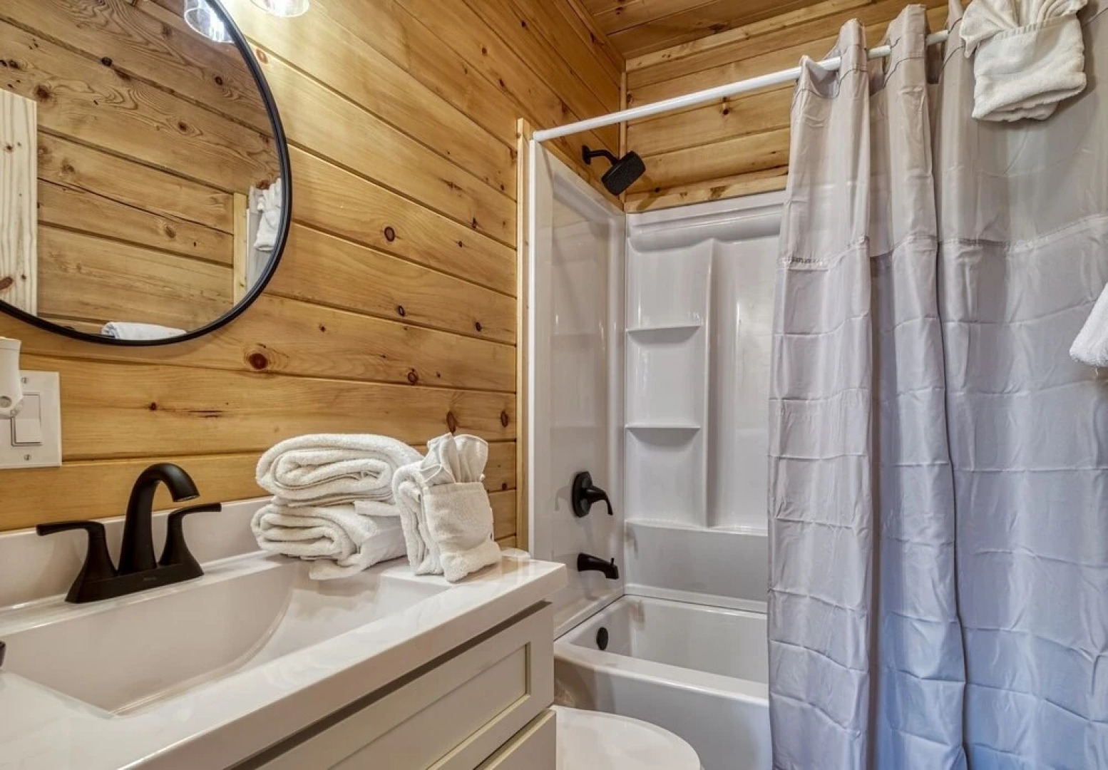 Smoky Lake Retreat 3 Bedroom Cabin by RedAwning