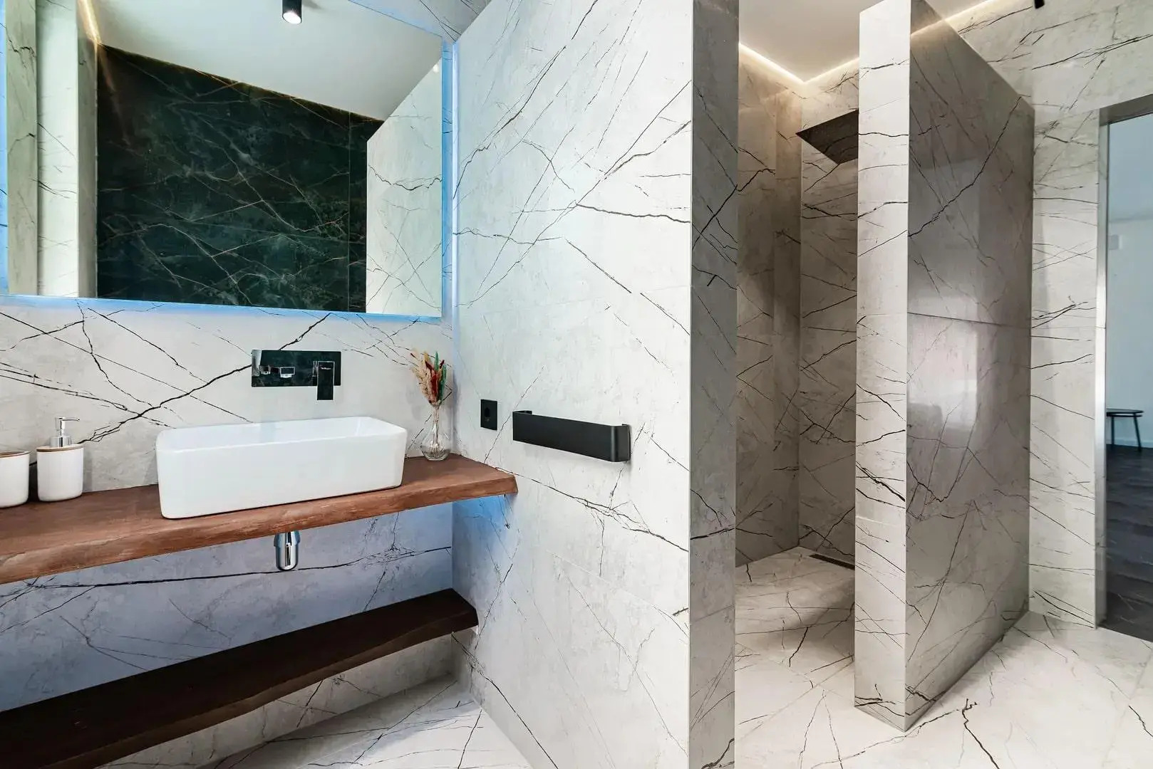 Стильный дом с теплым бассейном и сауной