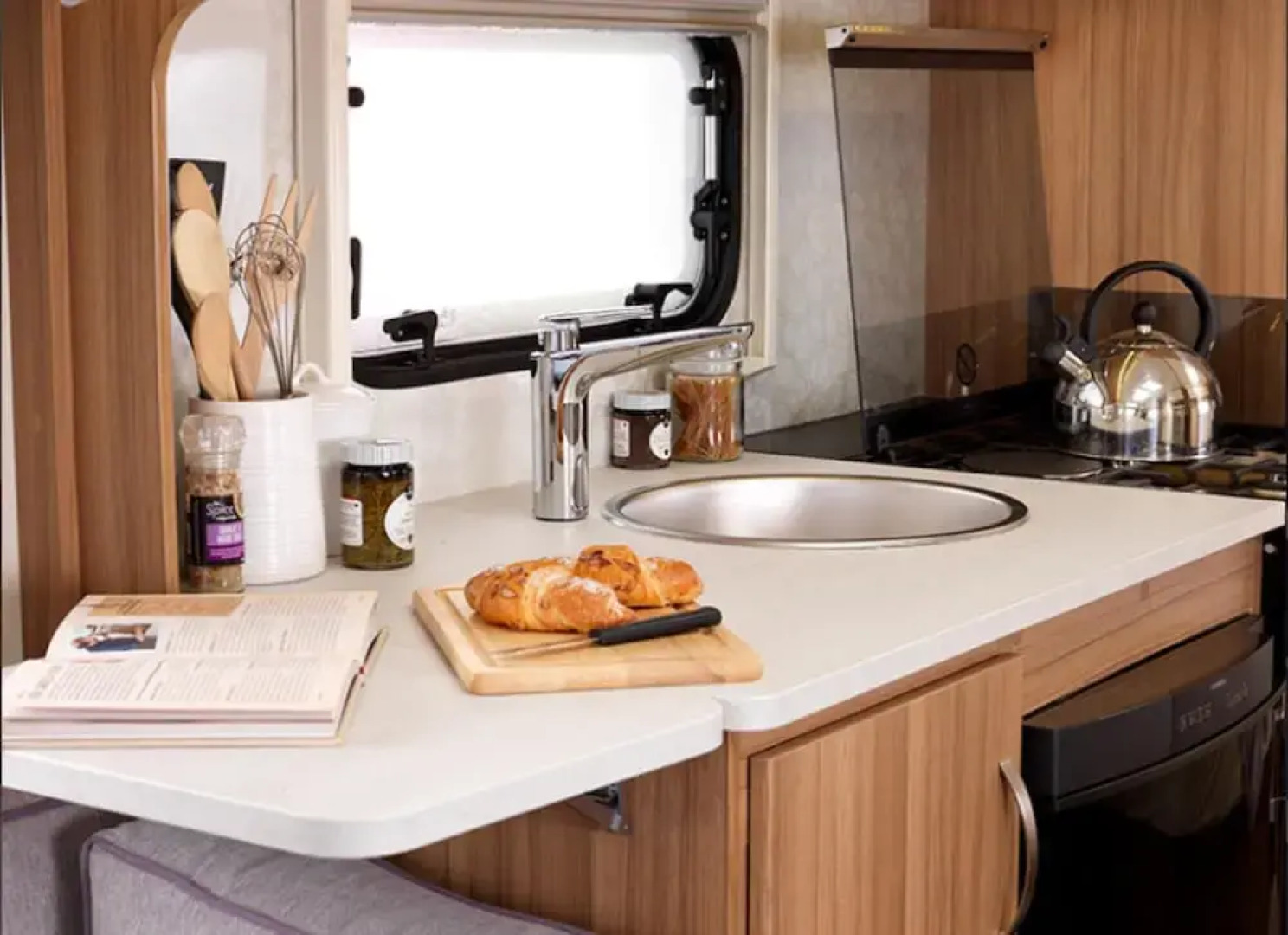 Stayzo Caravan - With Great Access to Local Attractions - With Free Wi-fi in the Chiltern Hills