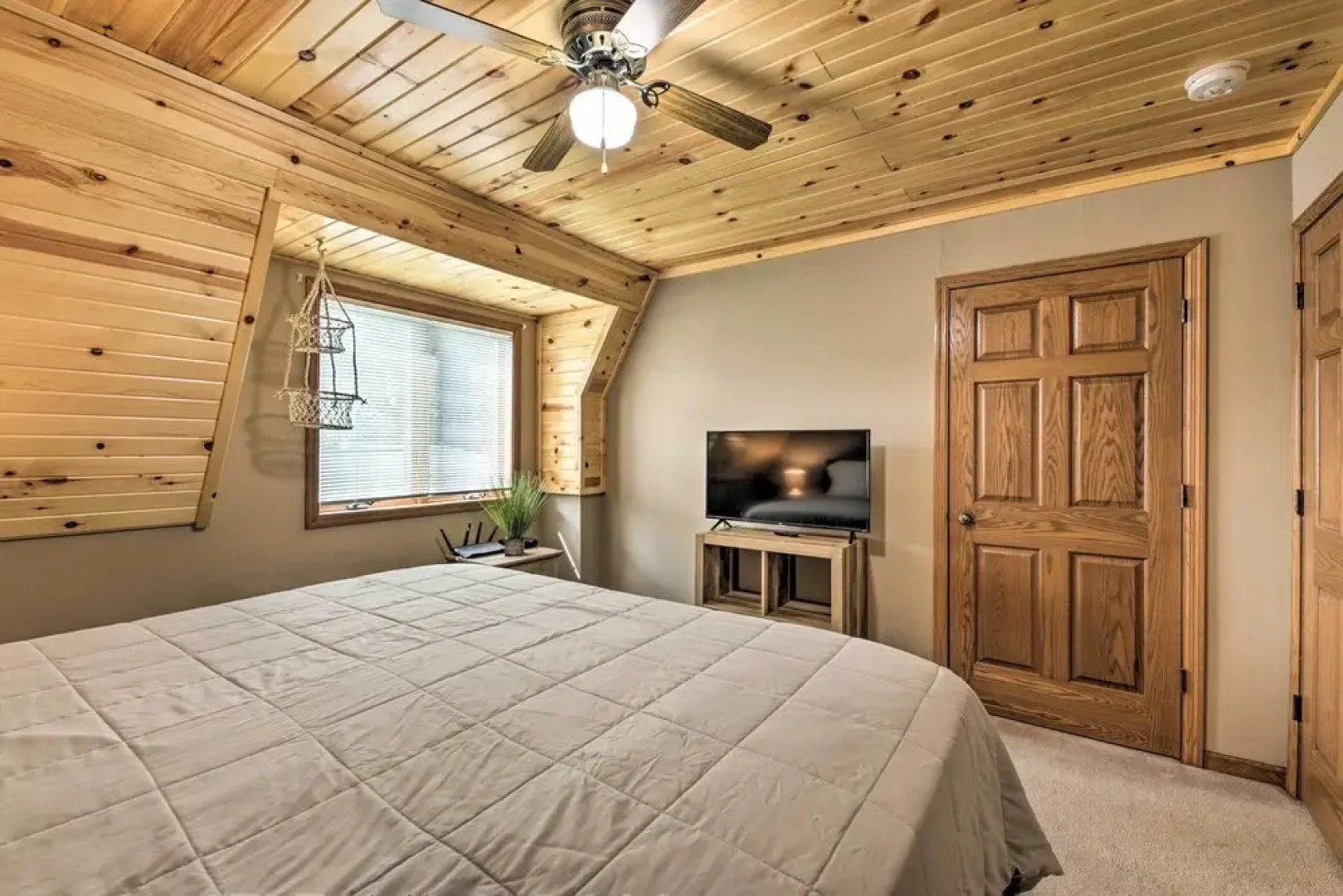 Rock River Waterfront Cabin: Dock & Game Room!