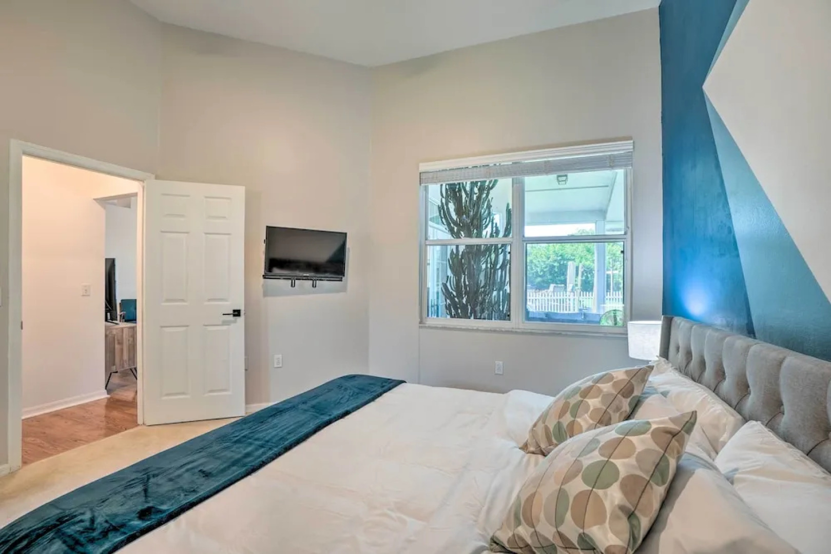 Sunny Brandon Getaway w/ Fire Pit!