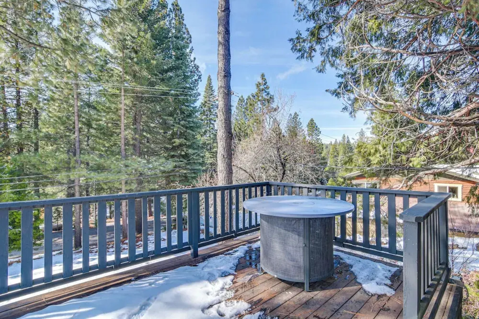 Westwood Cabin: Lake Almanor Across the Street!