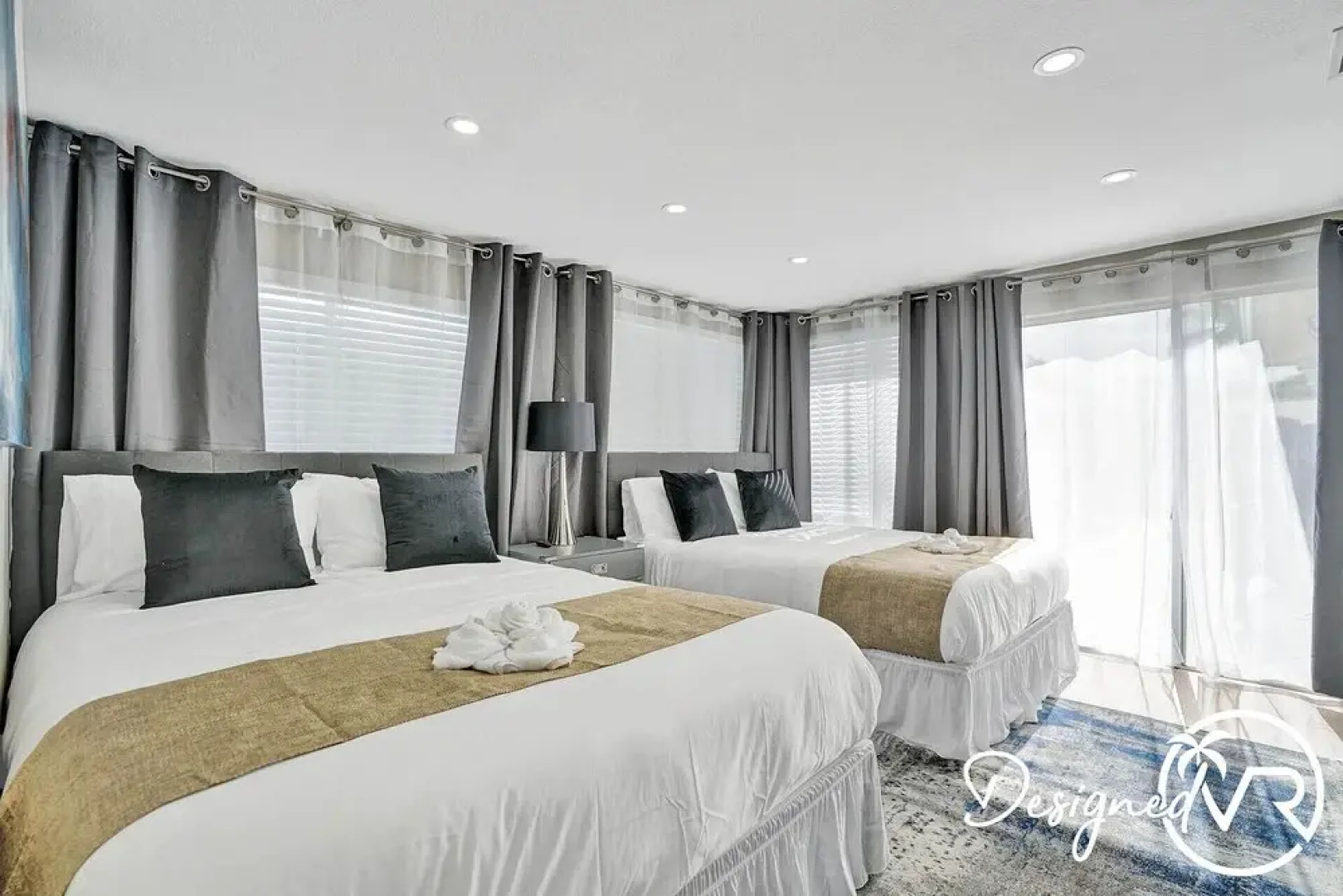 Chic 3BR w heated pool 1 mile to Beach