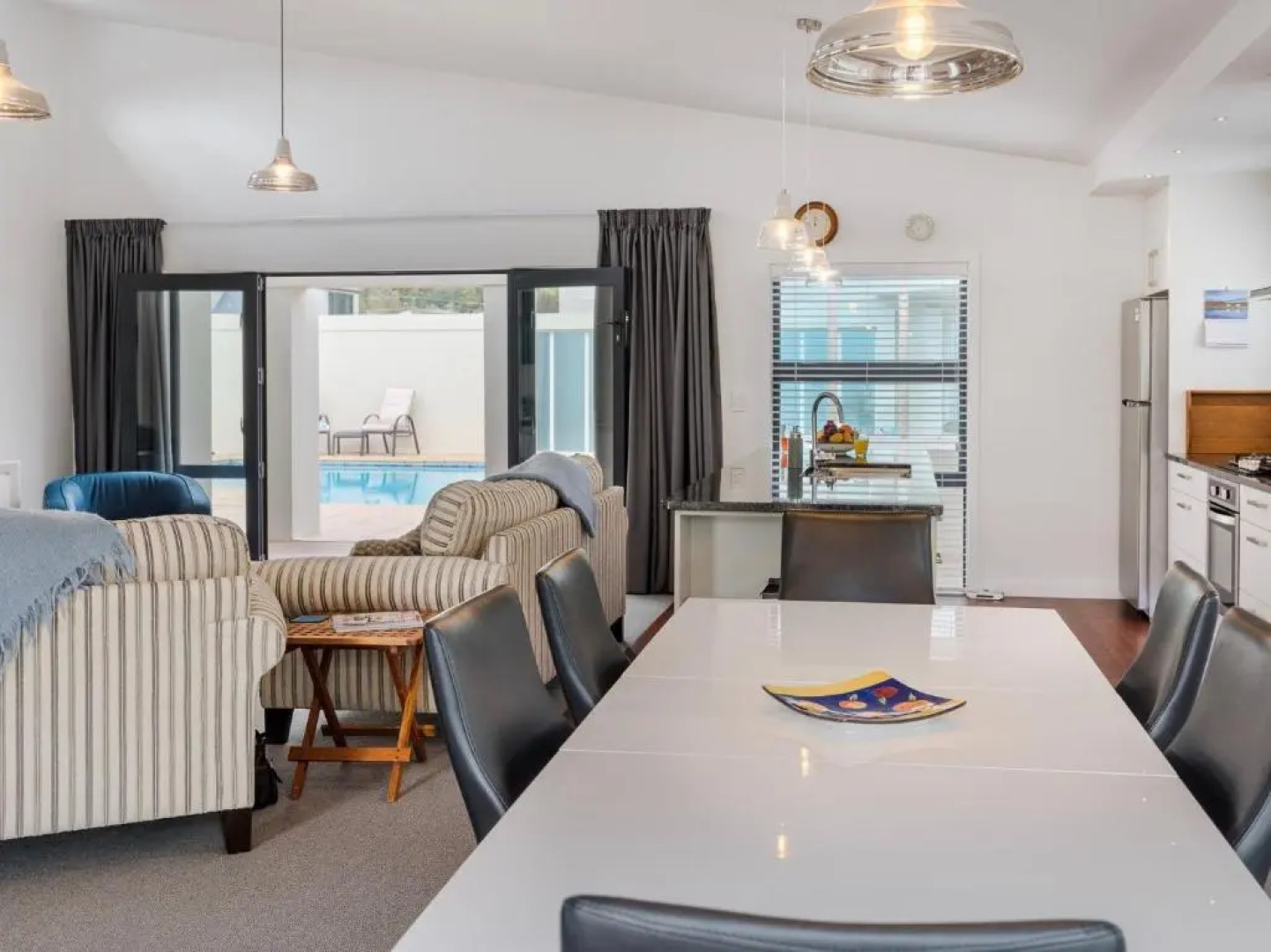 Poolside Retreat - Picton Holiday House Waikawa