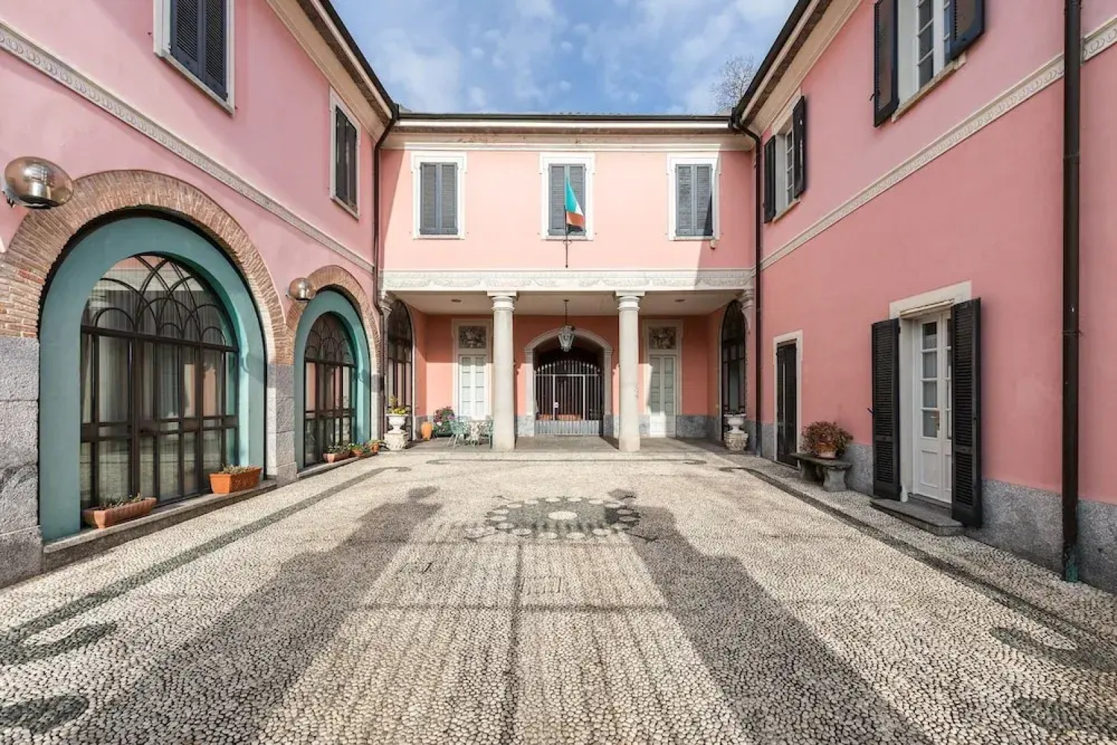 Elisabeth in Villa with Private Parking