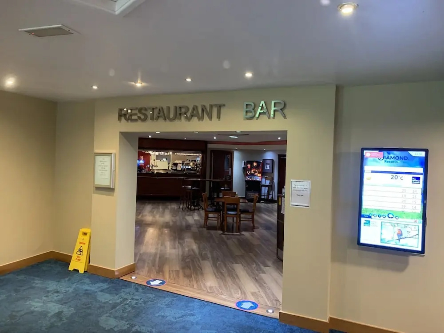 Keer Side Lodge, Luxury lodge with private hot tub at Pine Lake Resort