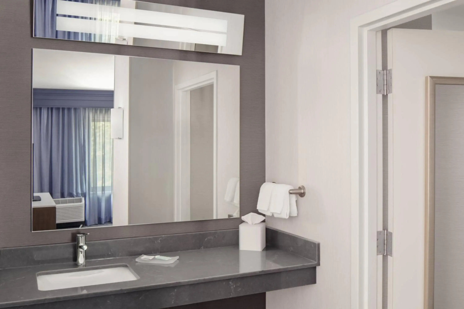 Courtyard by Marriott Portland Airport