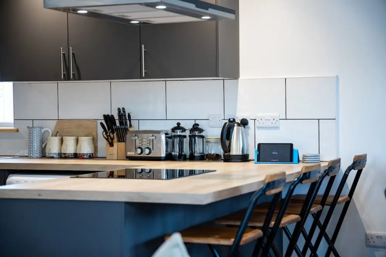 Totnes modern house sleeps 8 , 5 mins to town