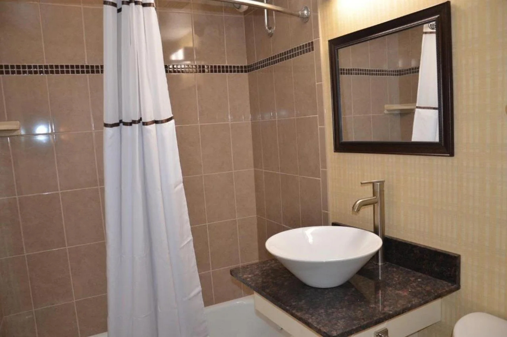 AAshram Hotel by Niagara River