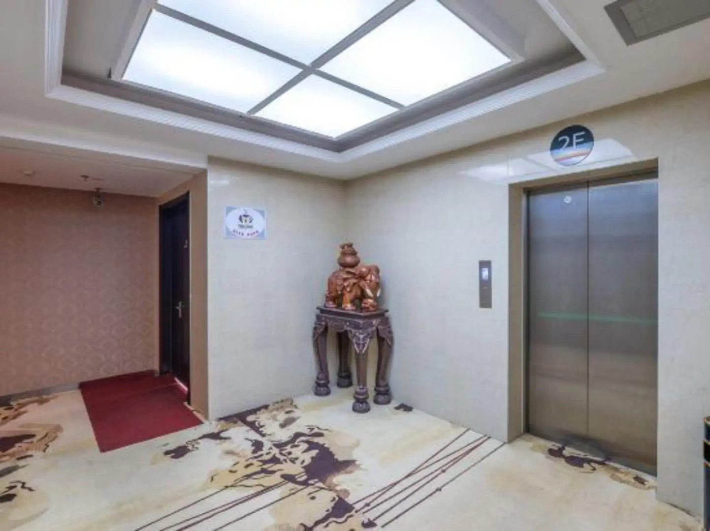 Super 8 Hotel (Chifeng Railway Station Yuanlin Road)