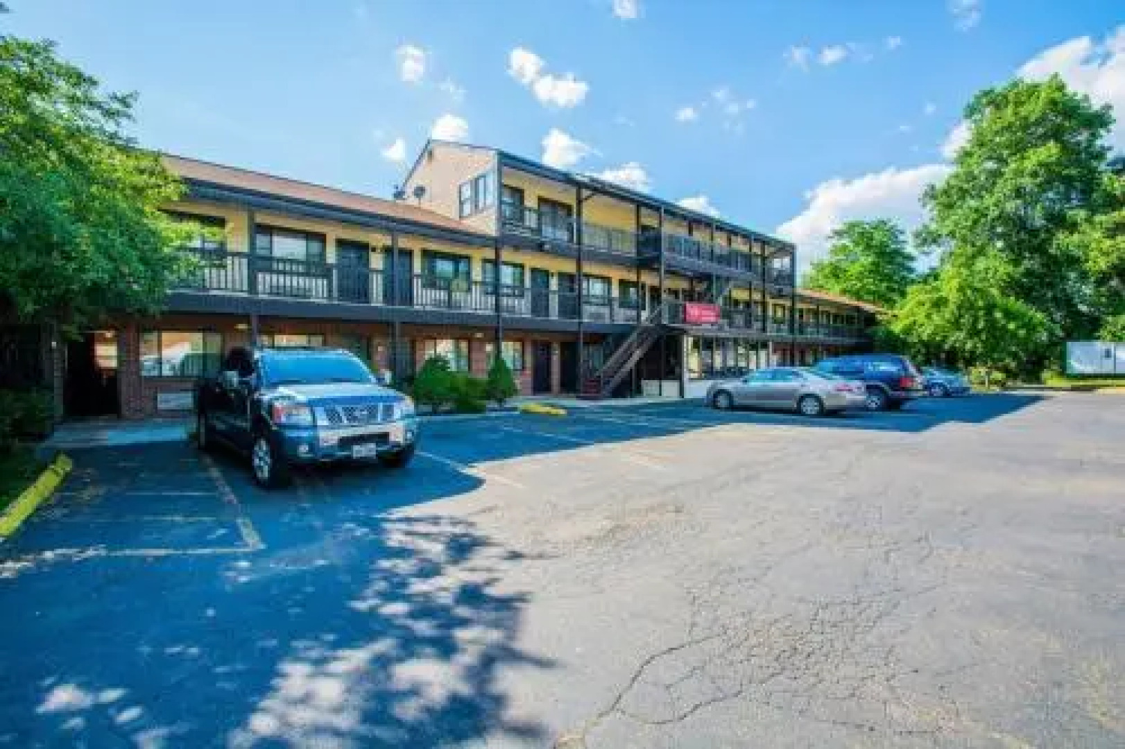 Colonial Inn & Suites