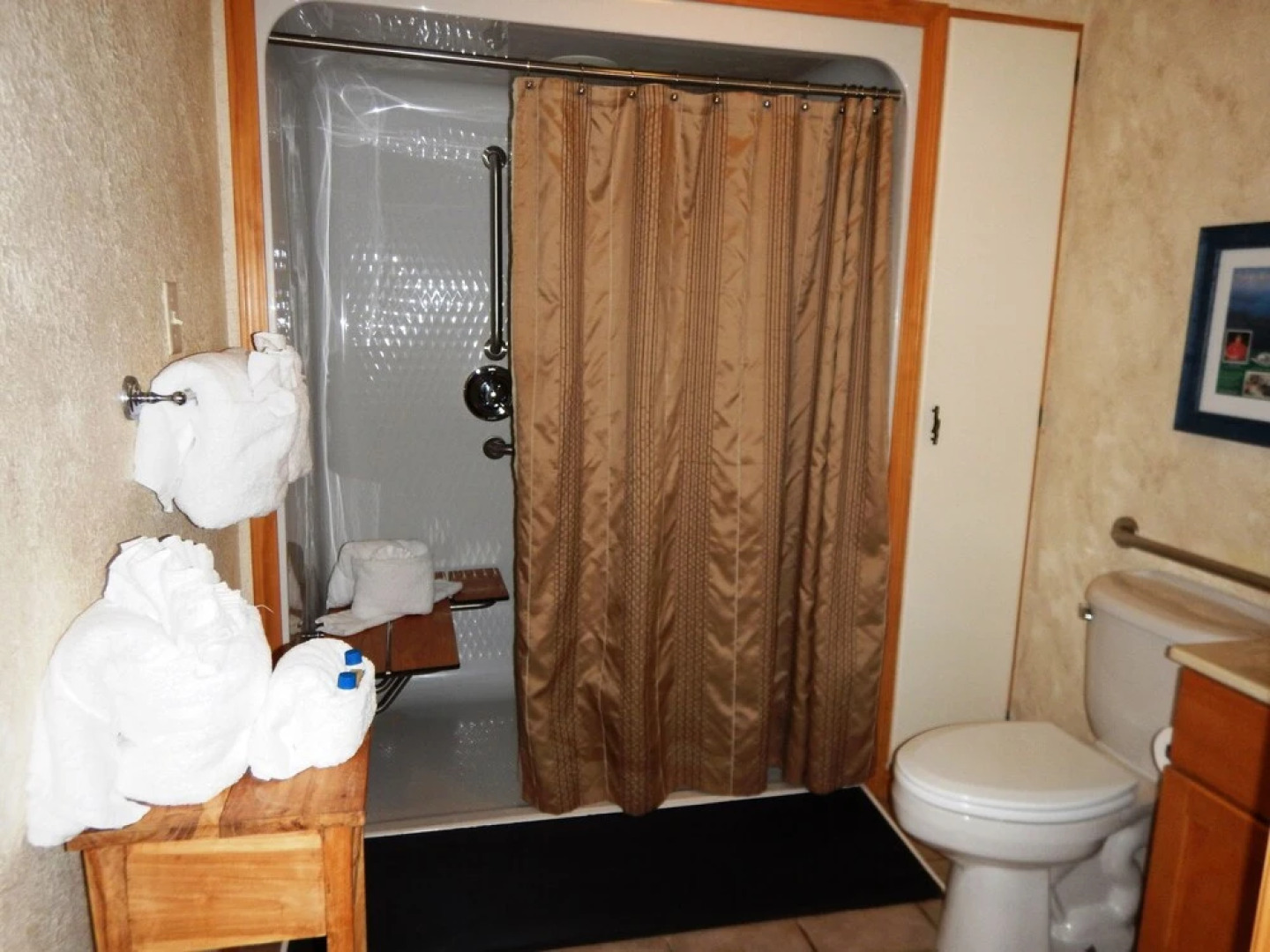 Luxury, loft, log-sided two bedroom Harbor North cottage on Lake Ouachita. by RedAwning