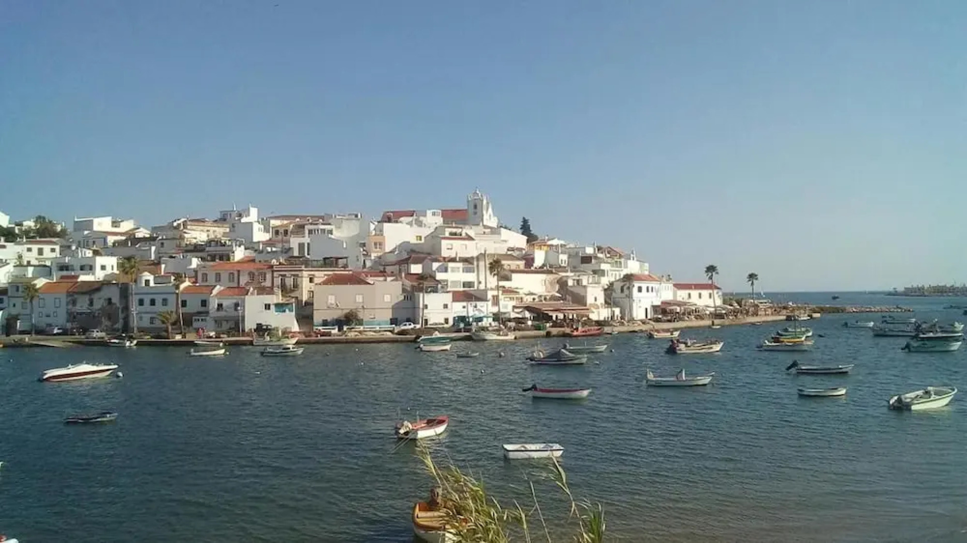 Lovely 4-bed Apartment in Estombar