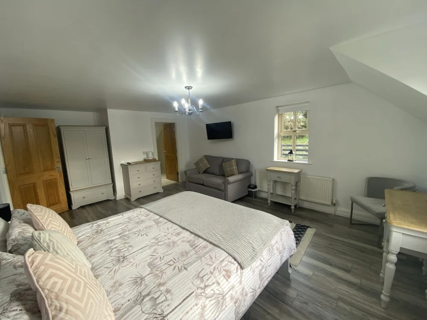 Rostrevor Valley Holiday Park- En-suite Rooms with Hot tub and Private Car Service