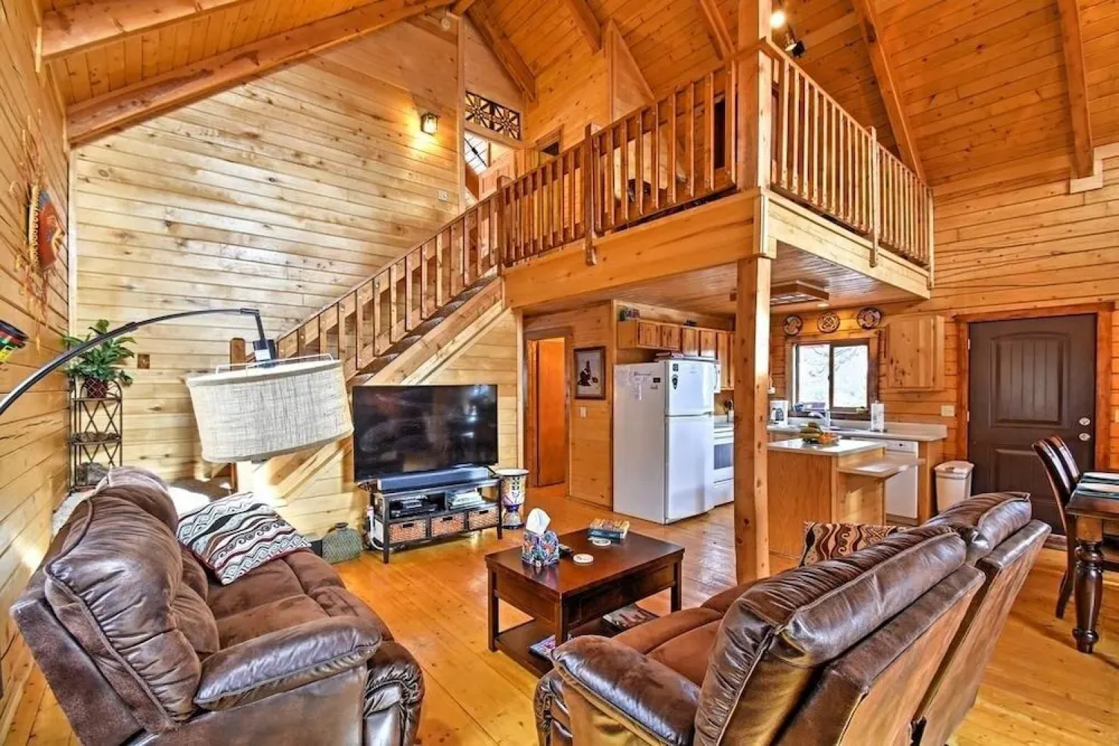 Secluded W/ Game Room & Huge Wraparound Deck 3 Bedroom Cabin