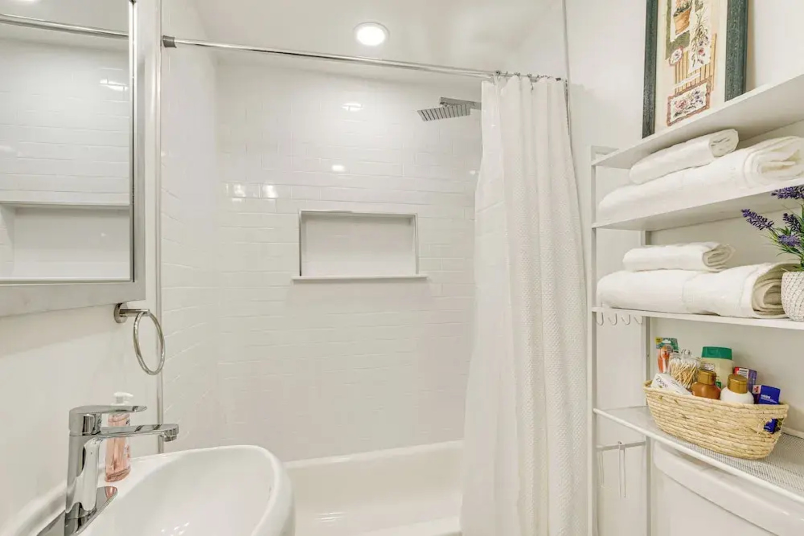 1 Mi to Prudential Center: Remote Work-ready Apt