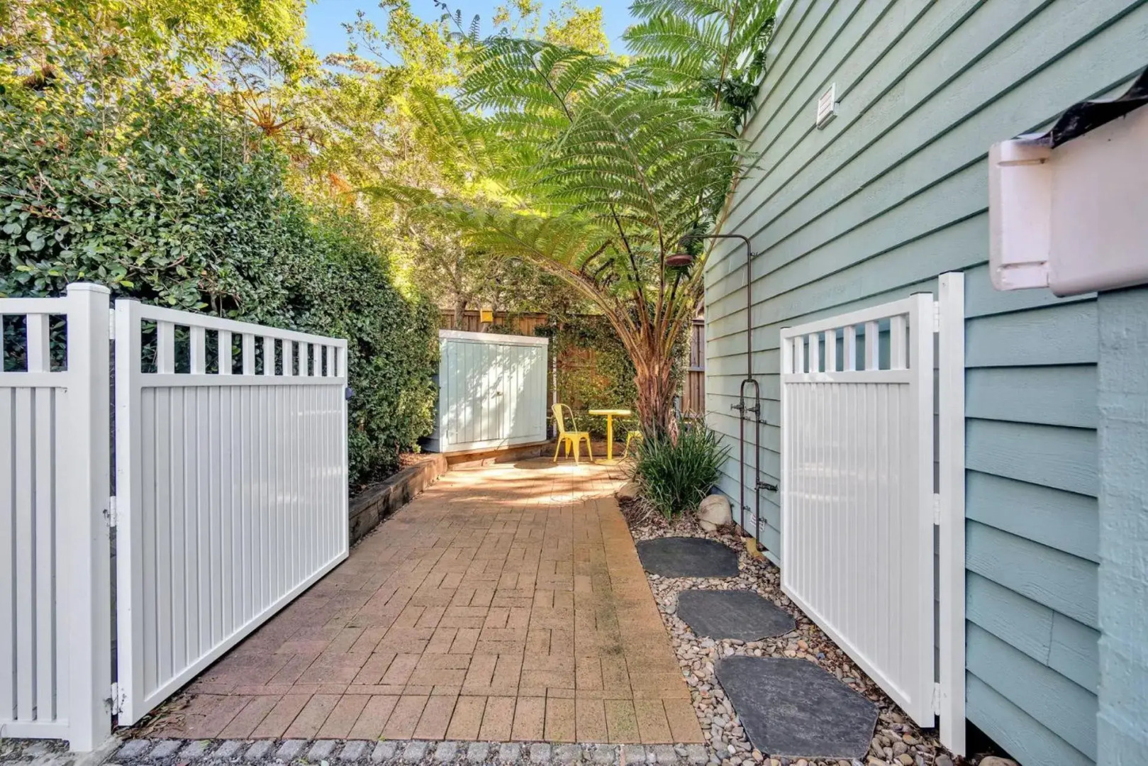 THE GREEN WHALER Hyams Beach 4pm Check Out Sundays except Peak season