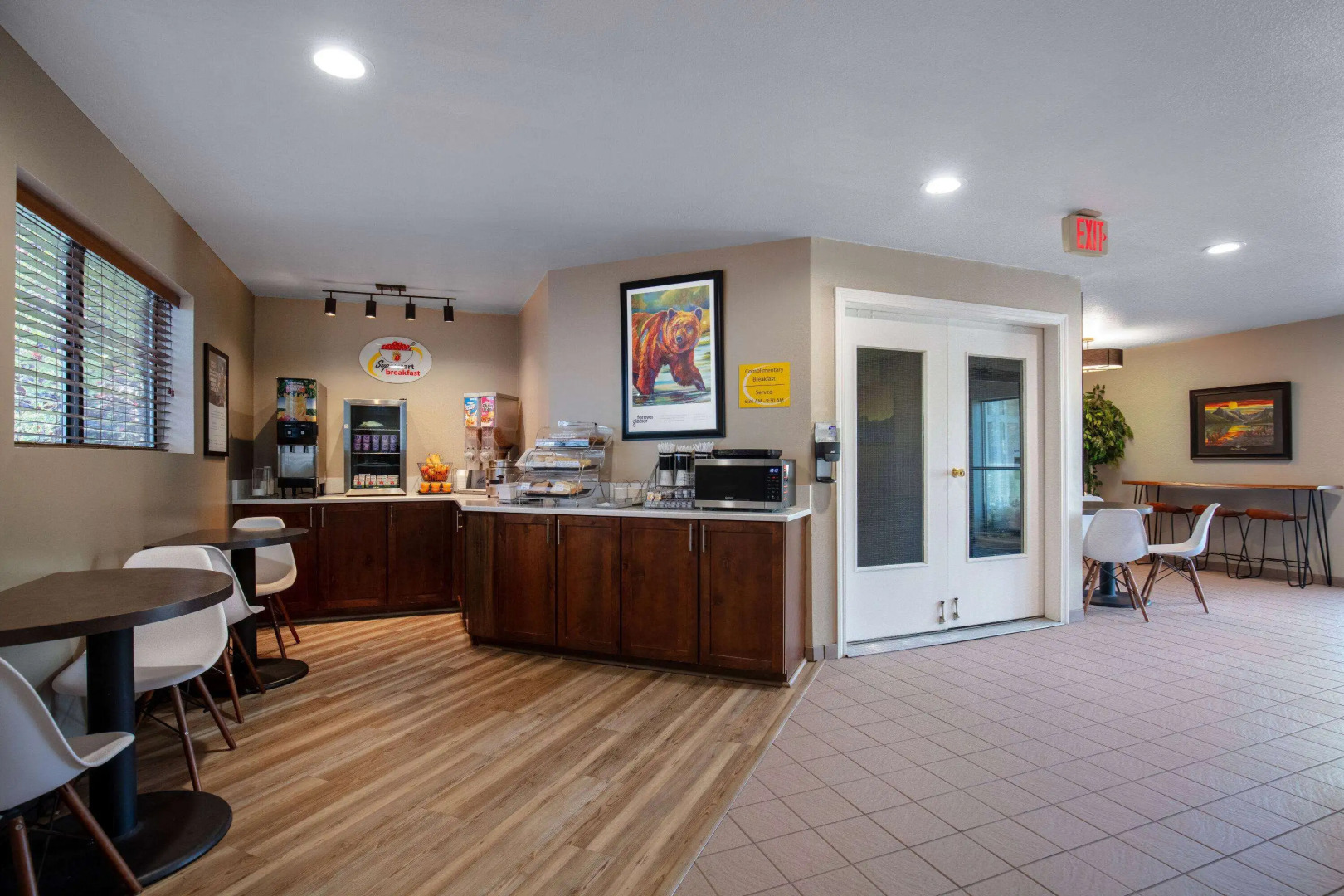 Super 8 By Wyndham St. Regis