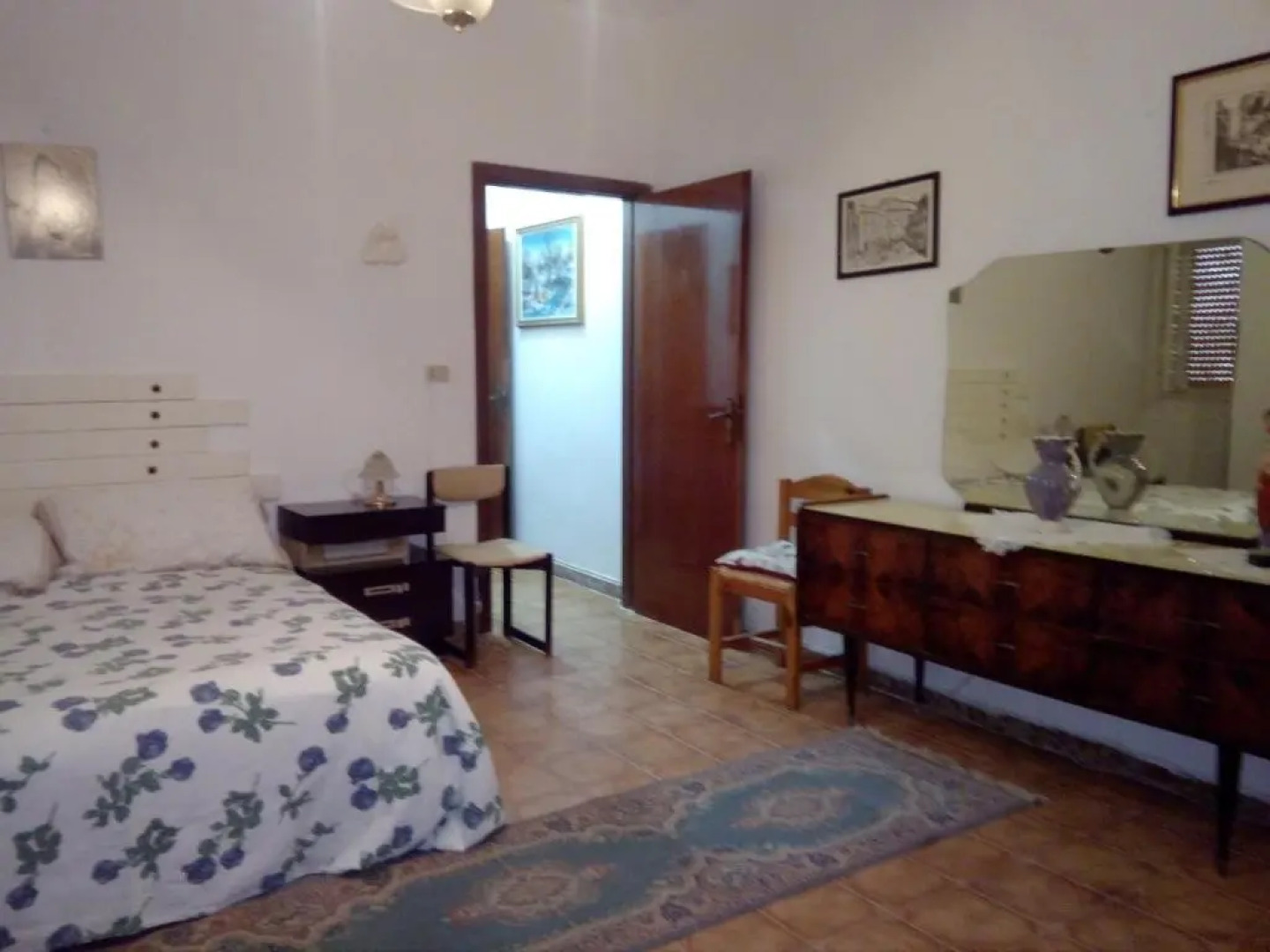 La piazza piccola alle spalle Del castello