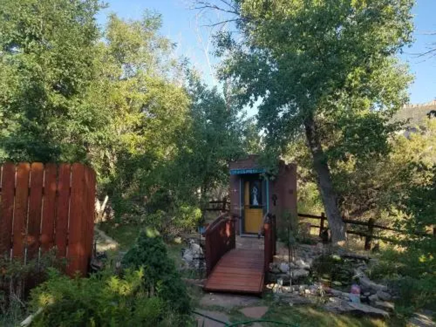 Grizzly Roadhouse Bed & Breakfast and Vacation Rentals