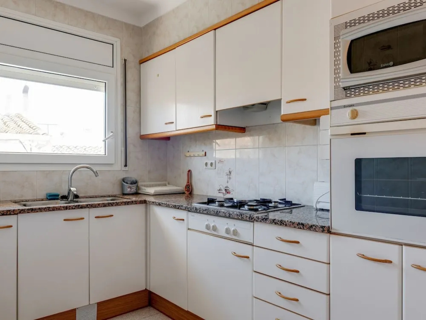 Splendid Mansion in Palau-Saverdera near Sea