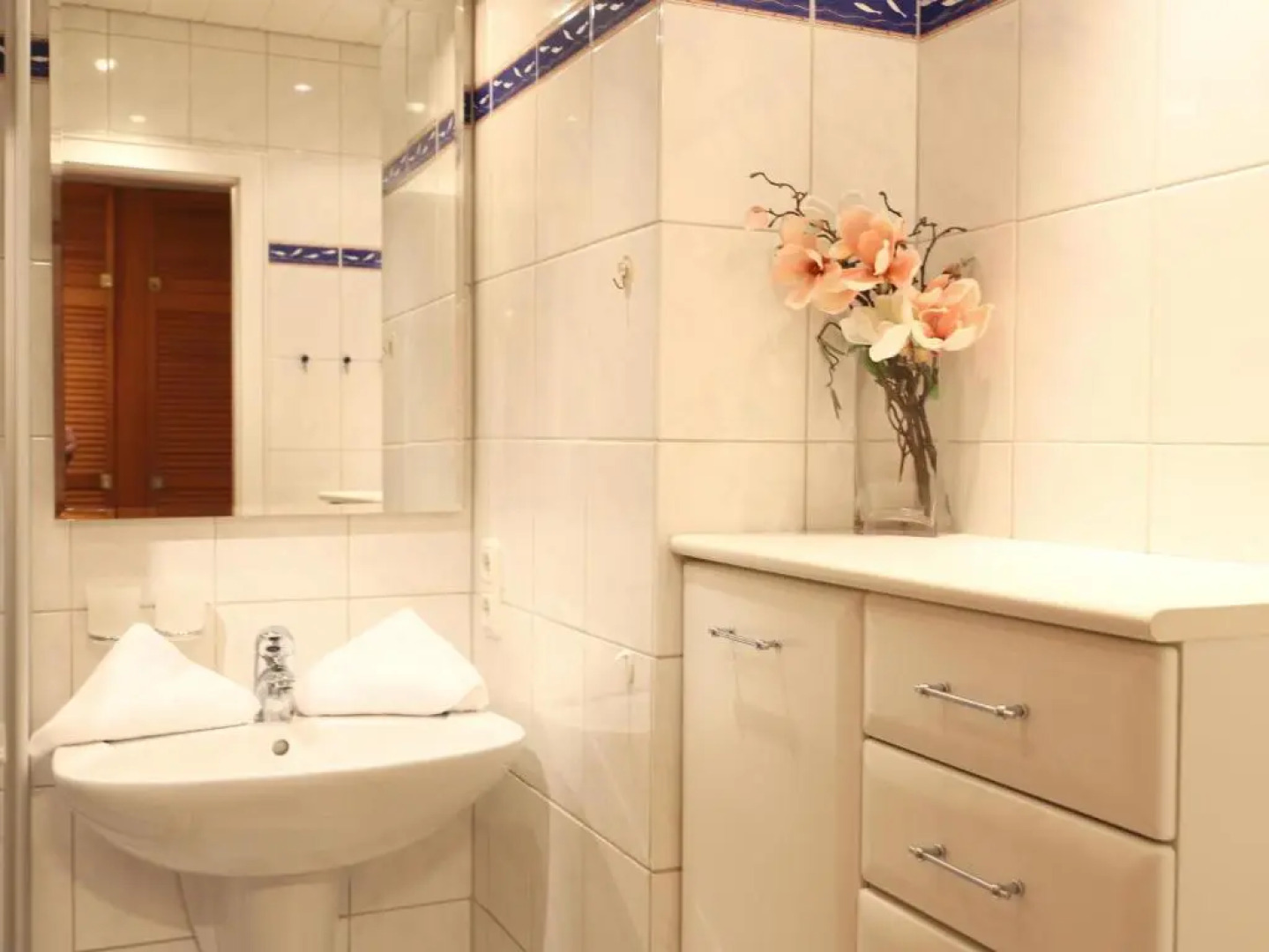 Freundliches 2-Zimmer-Appartement mit Kieferneinrichtung und einem Balkon.