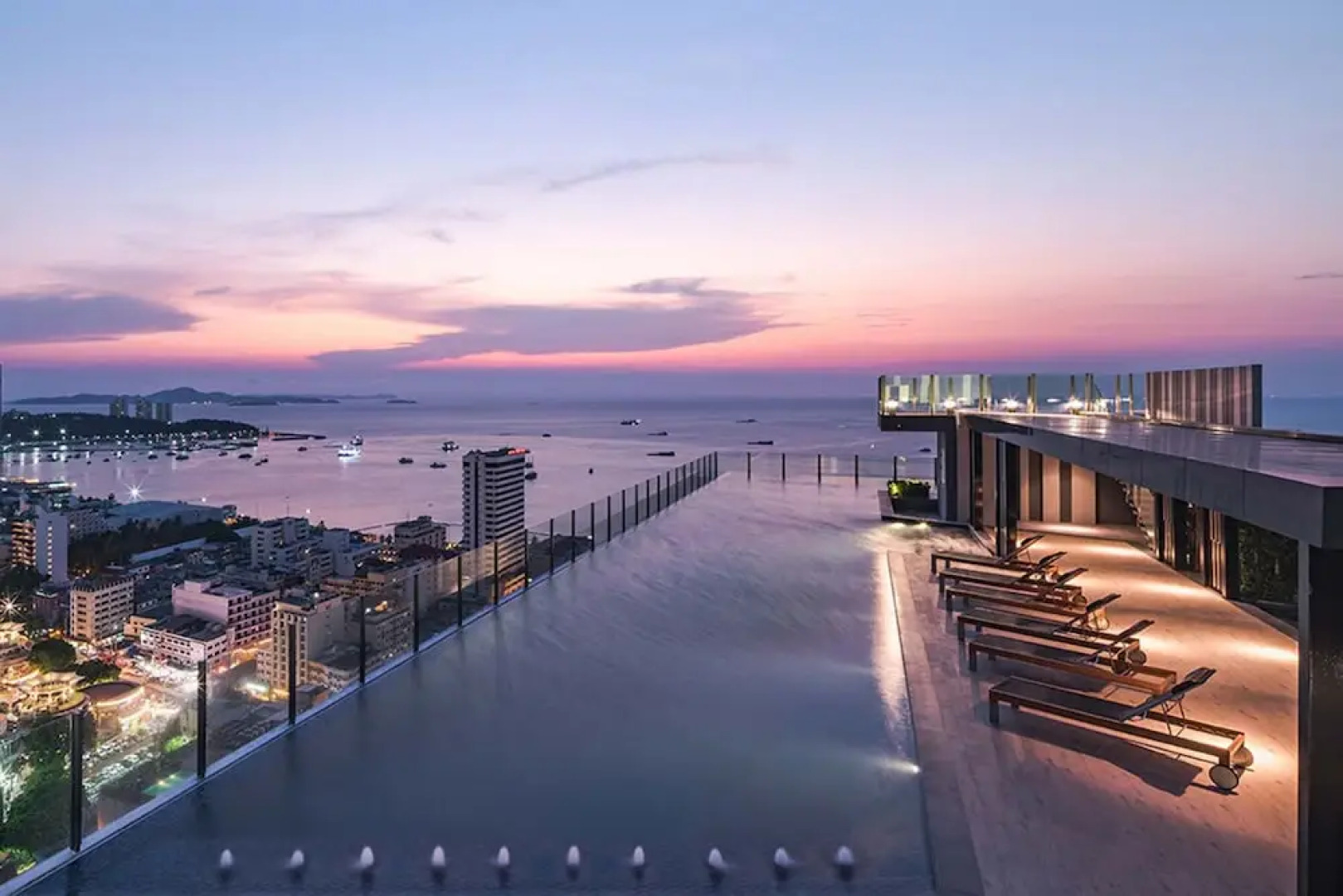 Pony's Homestay -The Base Condo-