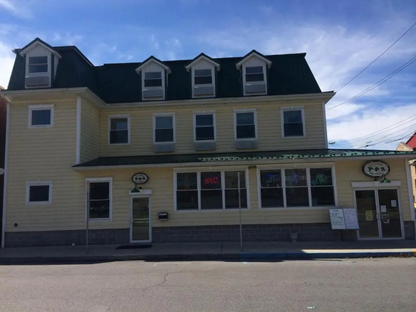 The City Hotel Bar & Grill