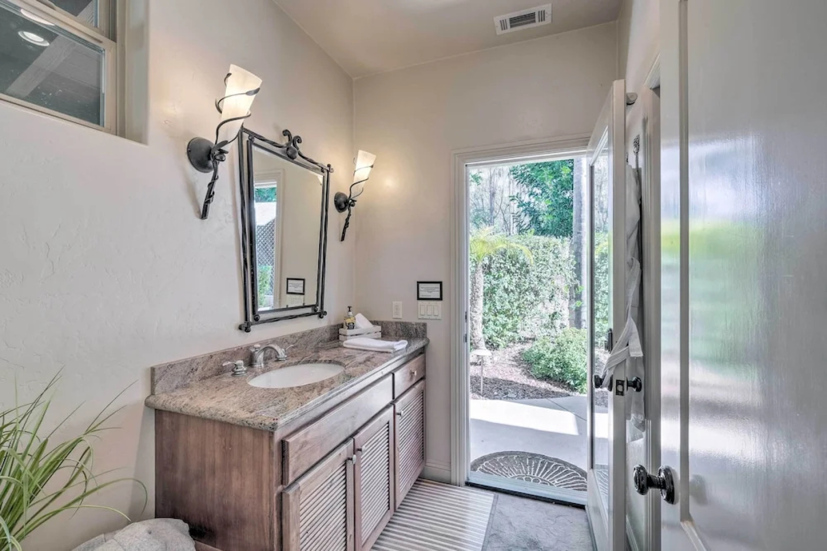 Bright Poway Studio w/ Shared Outdoor Pool!