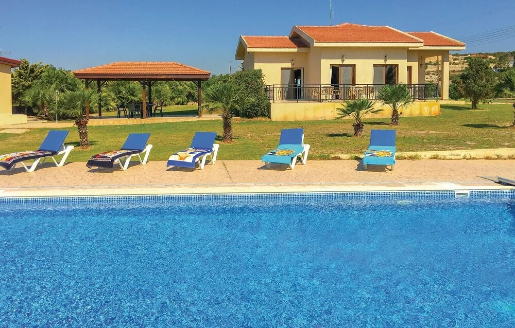 Beautiful Home in Maroni Lamaka With Wifi and 4 Bedrooms