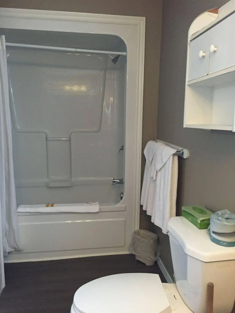 Royalty Maples Motel & Cottages